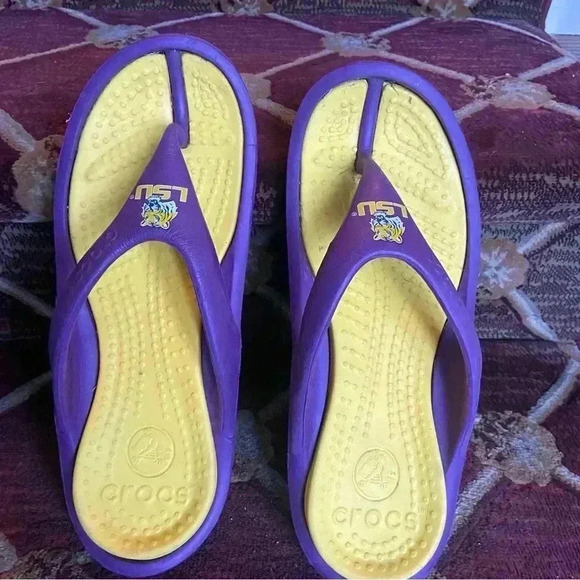 Crocs LSU Tigers Men’s 7 Women’s 9 Purple Yellow Flip Flop Thong Sandals Shoes - Picture 3 of 13